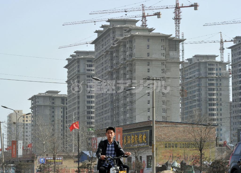 資金調達が困難となり、工事が止まった建設現場＝２０１４年２月、中国・山西省（共同）