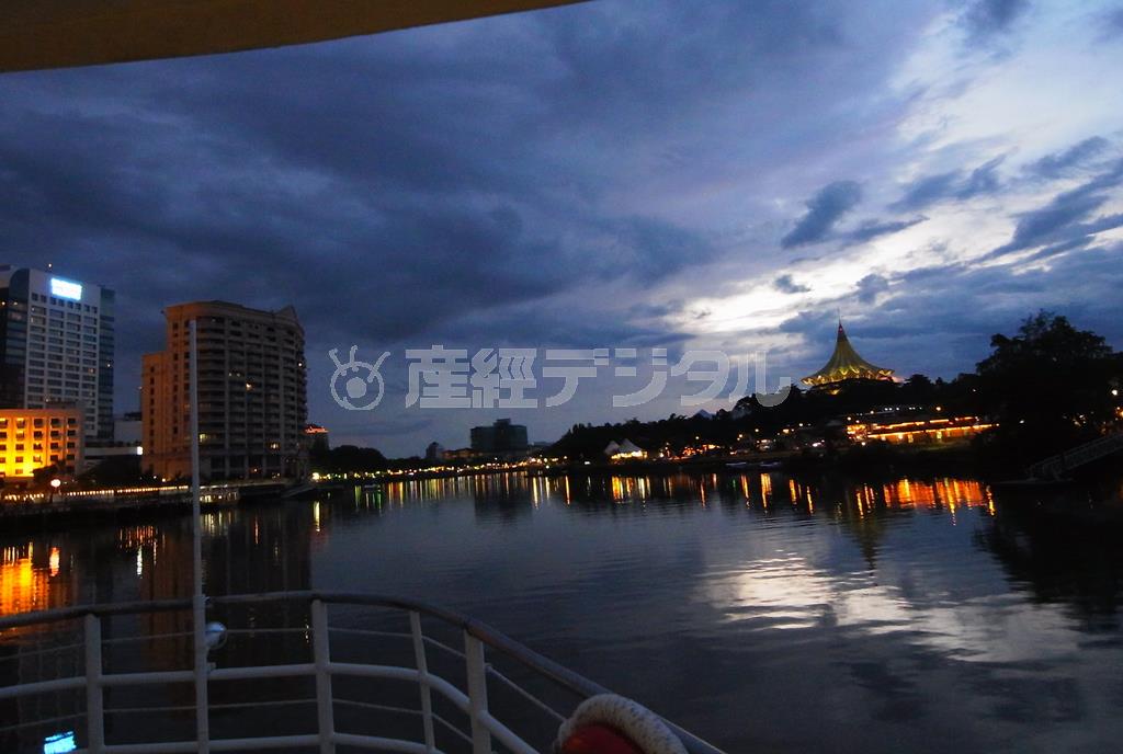 サラワク川のサンセットクルーズ＝２０１４年１２月１７日、マレーシア・サラワク州（ボルネオ島、杉山みどり撮影）