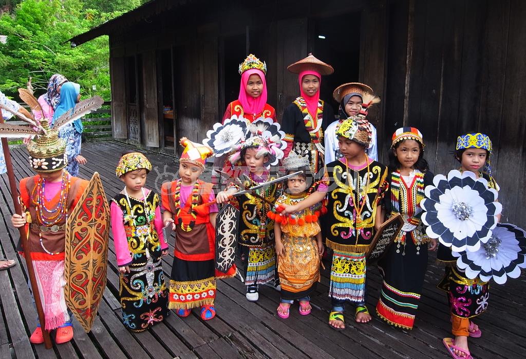 サラワク文化村で民族衣装をまとった観光客＝２０１４年１２月１９日、マレーシア・サラワク州（ボルネオ島、杉山みどり撮影）