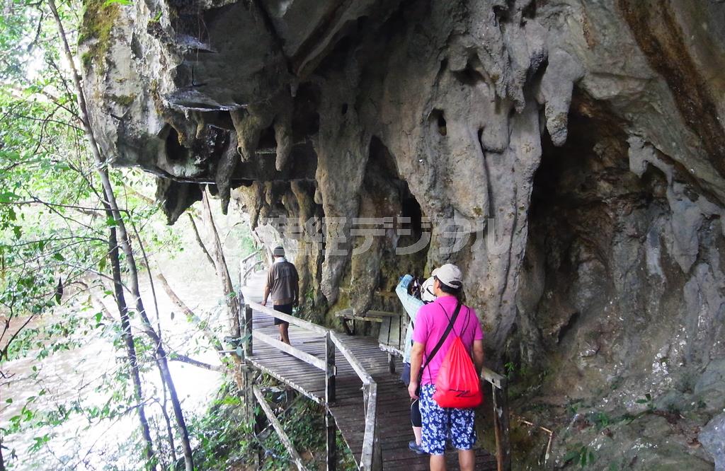 岩壁に沿ってクリアウォーター洞窟へ向かう＝２０１４年１２月２０日、マレーシア・サラワク州（ボルネオ島、杉山みどり撮影）
