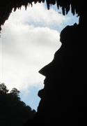 ディア洞窟の内部から見える巨大な岩のシルエット。エイブラハム・リンカーン米大統領の横顔に見えると有名。ここからコウモリの大群が飛び立って行く＝２０１４年１２月１９日、マレーシア・サラワク州（ボルネオ島、杉山みどり撮影）