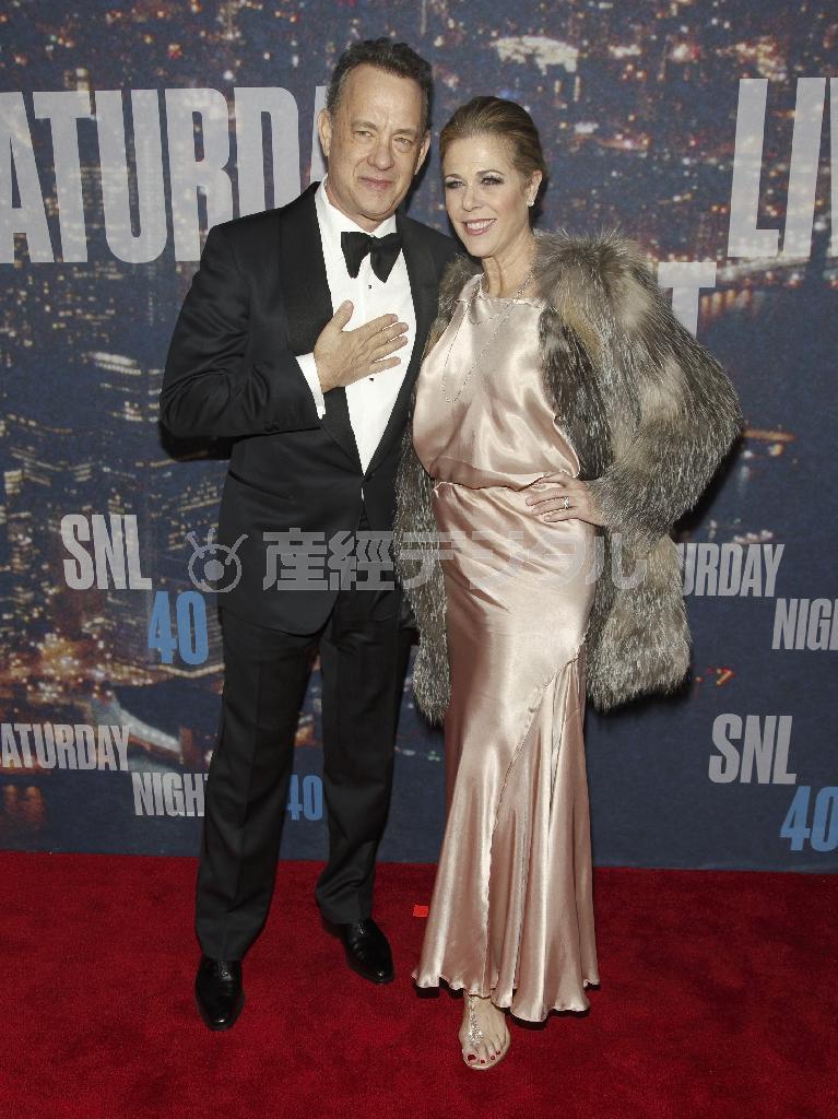 米俳優、トム・ハンクスさん（左）の妻で米女優・歌手のリタ・ウィルソンさん＝２０１５年２月１５日、米ニューヨーク（ＡＰ）