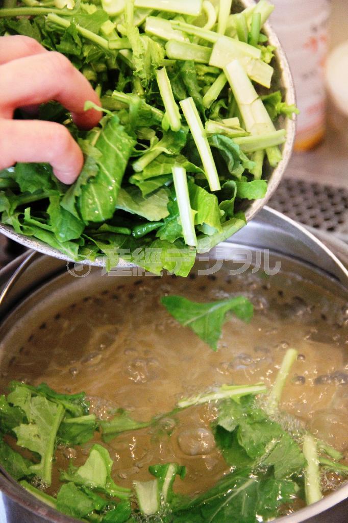 しらすとカブの葉のパスタ（作り方１）＿＿塩（分量外）を加えた湯でパスタをゆでる。ゆで時間残り２分でカブの葉を加える（田中幸美撮影）