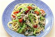 しらすとカブの葉のパスタ。※４４０ｋｃａｌ、塩分２．４グラム（１人分）