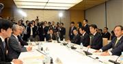 経済財政諮問会議で挨拶する安倍晋三首相（右から２人目）＝１６日午後、首相官邸（酒巻俊介撮影）