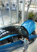 トヨタ自動車の燃料電池自動車「ミライ」のショールーム。外には岩谷産業の運営する水素ステーションがある＝１７日、東京都港区