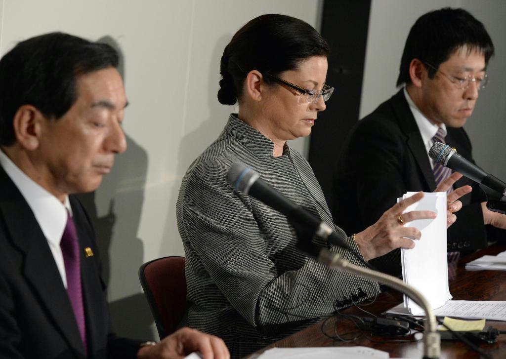 再生プランを発表する日本マクドナルドホールディングスのカサノバ社長（左）＝１６日、東京都中央区の東京証券取引所