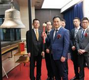 東証マザーズ上場で、記念の鐘を鳴らすヒューマンウェブの吉田社長＝３月１９日、東京証券取引所