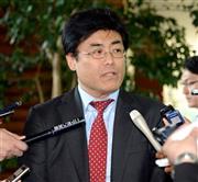 安倍晋三（しんぞう）首相との面会を終え、記者団の質問に答える産経新聞の加藤達也前ソウル支局長＝２０１５年４月１５日午前、首相官邸（酒巻俊介撮影）