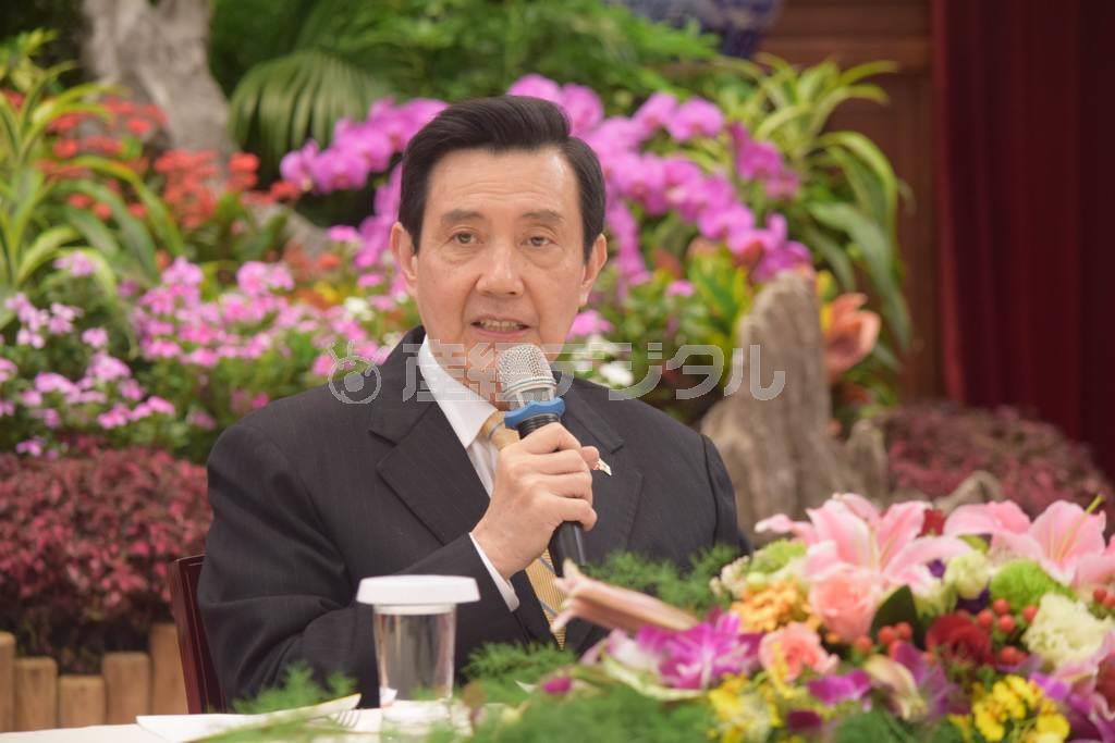 ４月１４日、台北市内の総統府で、日本メディアと会見する馬英九総統。アジアインフラ投資銀行（ＡＩＩＢ）の創設メンバーから除外されたことは「遺憾」とし、今後も台湾の「尊厳と公平」が保たれる状態での参加を目指すと表明した＝２０１５年、台湾（田中靖人撮影）