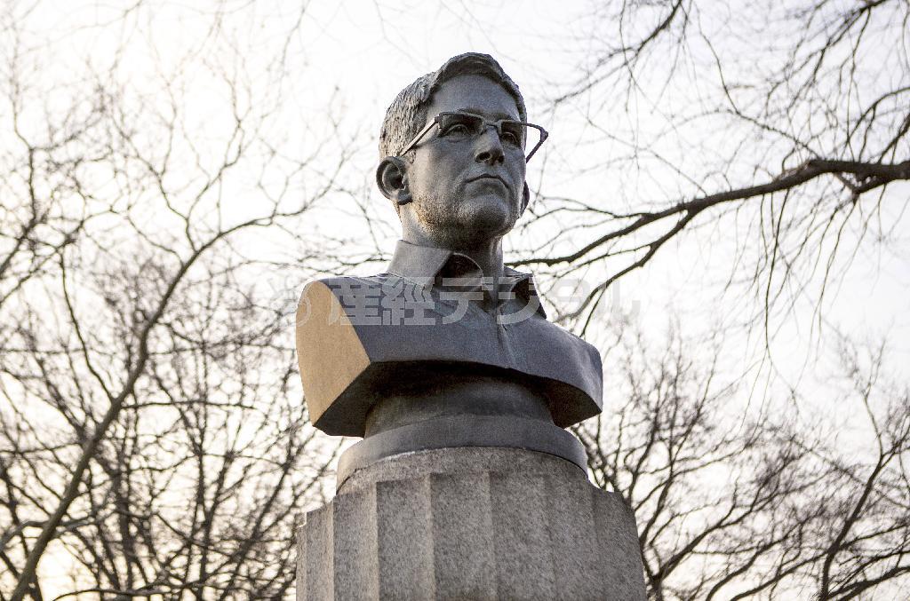 米中央情報局（ＣＩＡ）元職員、エドワード・スノーデン容疑者の胸像＝２０１５年４月６日、米ニューヨーク（ＡＰ）