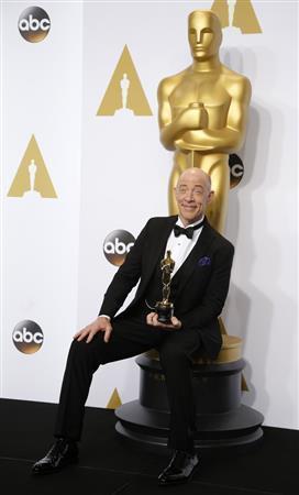 米アカデミー賞授賞式で助演男優賞を手にしたＪ・Ｋ・シモンズさん＝２０１５年２月２３日、米カリフォルニア州ロサンゼルス（ロイター）