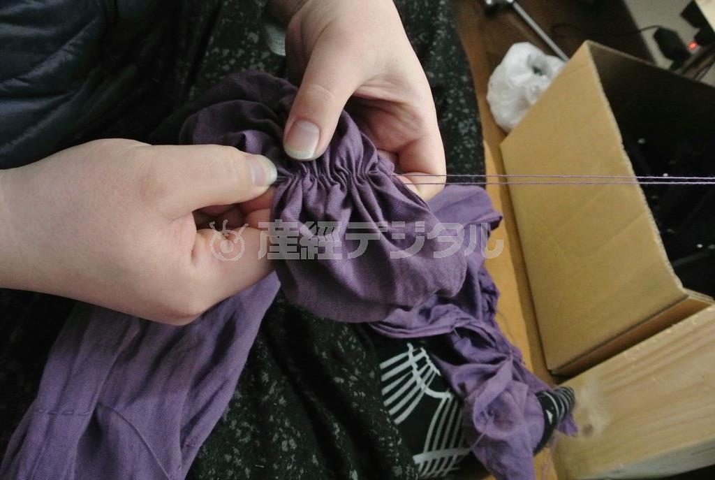 帽子絞りの様子。生地を傷めないように弱い木綿糸で縫い、模様となる部分を作る＝２０１５年３月２４日（提供写真）