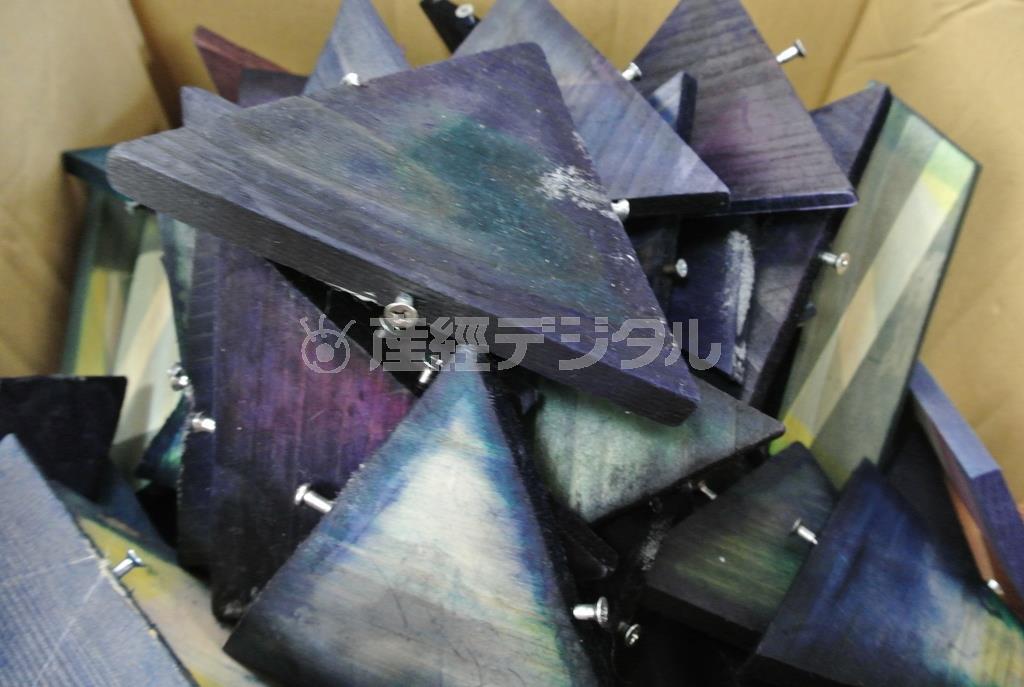 雪花絞りで用いる板。この板で折りたたんだ生地を両側から適度な力加減で挟み、ほどよく染料を染み込ませる＝２０１５年３月２４日（提供写真）