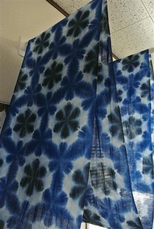 雪花絞りの仕上がり。職人の手作業と幾何学模様を作り出す緻密な計算が作り出す造形だ＝２０１５年３月２４日（提供写真）