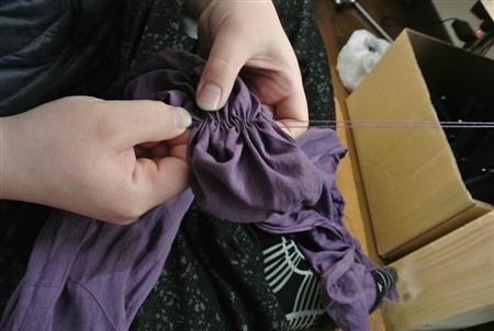 帽子絞りの様子。生地を傷めないように弱い木綿糸で縫い、模様となる部分を作る＝２０１５年３月２４日（提供写真）