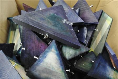 雪花絞りで用いる板。この板で折りたたんだ生地を両側から適度な力加減で挟み、ほどよく染料を染み込ませる＝２０１５年３月２４日（提供写真）