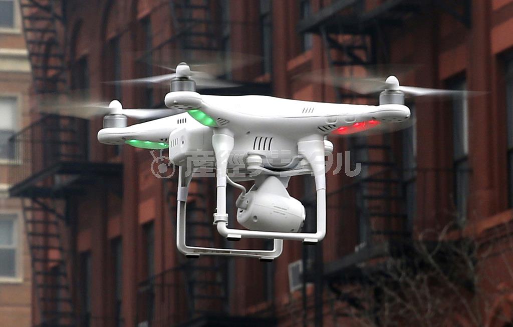 米ニューヨークでビルの谷間を飛ぶ新型小型無人機「ドローン」＝２０１４年３月１２日（ロイター）