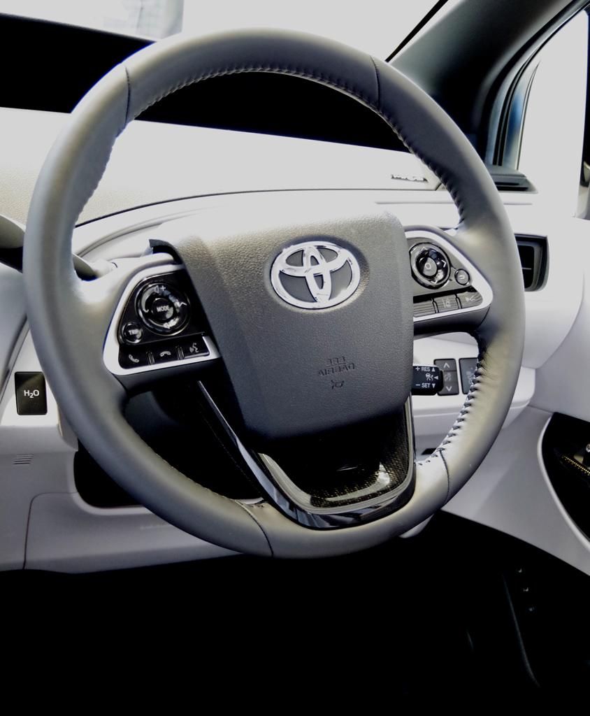 トヨタ自動車の燃料電池車「ＭＩＲＡＩ」のハンドル