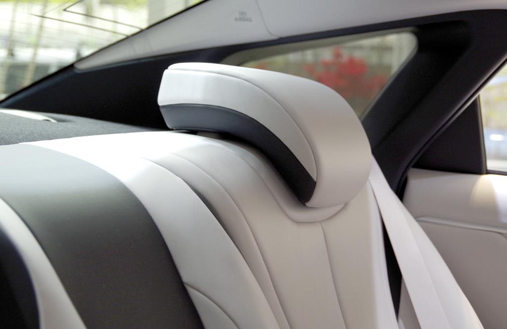 トヨタ自動車の燃料電池車「ＭＩＲＡＩ」の後部座席