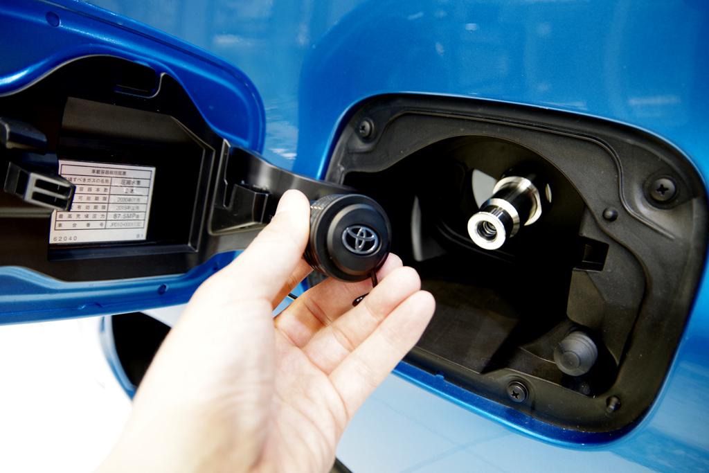 トヨタ自動車の燃料電池車「ＭＩＲＡＩ」。円筒状の蓋を外し、栓から充填する