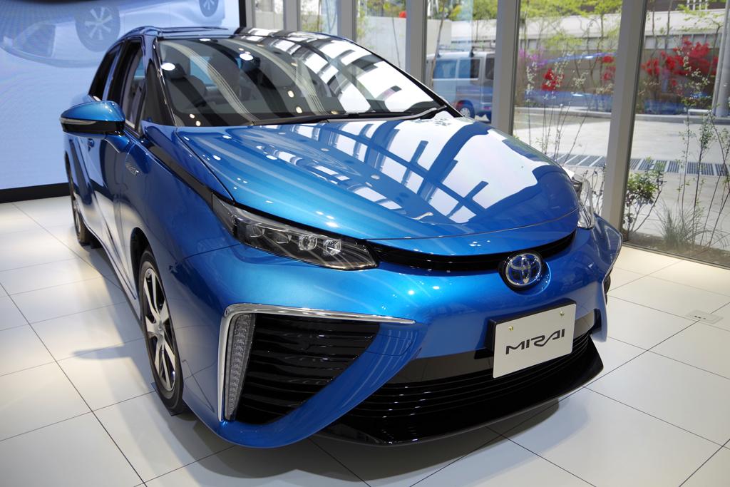 トヨタ自動車の燃料電池車「ＭＩＲＡＩ」＝東京都港区芝公園の「ＴＯＹＯＴＡＭＩＲＡＩショールーム」