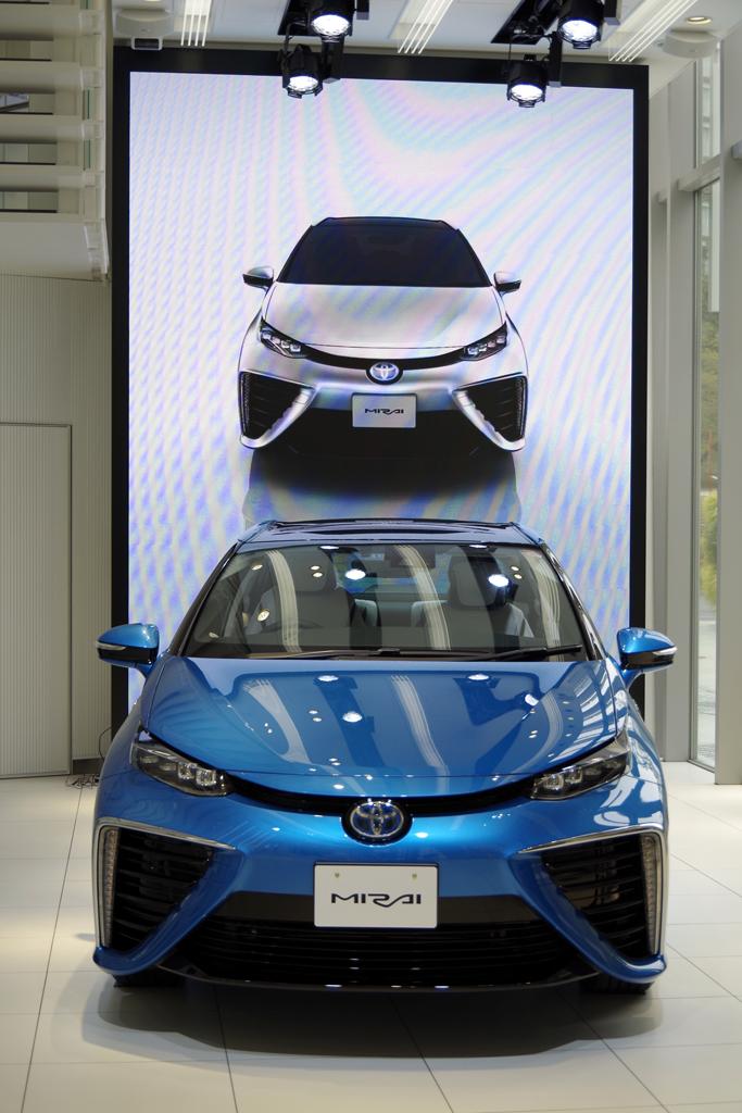 トヨタ自動車の燃料電池車「ＭＩＲＡＩ」＝東京都港区芝公園の「ＴＯＹＯＴＡＭＩＲＡＩショールーム」