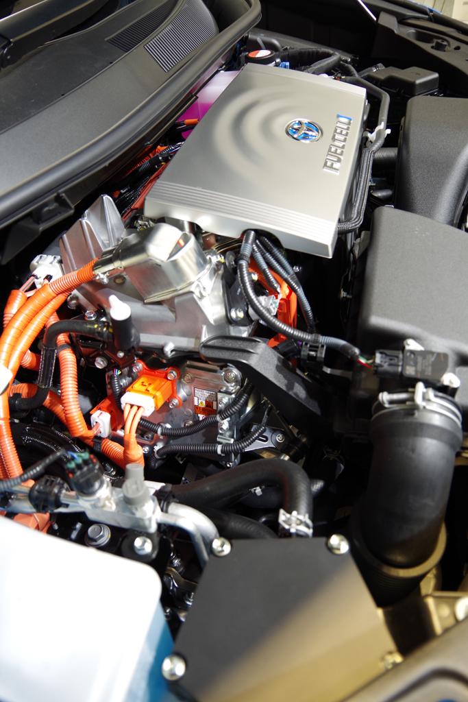 トヨタ自動車の燃料電池車「ＭＩＲＡＩ」のモータールーム