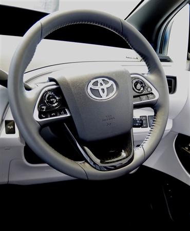 トヨタ自動車の燃料電池車「ＭＩＲＡＩ」のハンドル