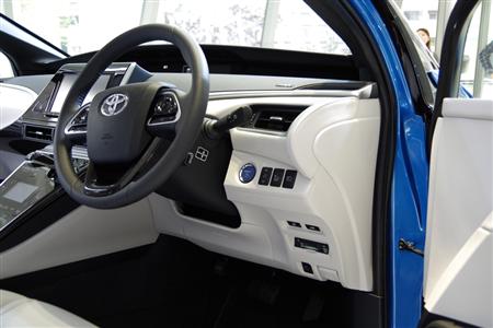 トヨタ自動車の燃料電池車「ＭＩＲＡＩ」の内装