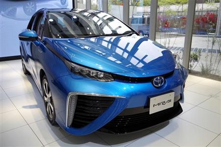 トヨタ自動車の燃料電池車「ＭＩＲＡＩ」＝東京都港区芝公園の「ＴＯＹＯＴＡＭＩＲＡＩショールーム」