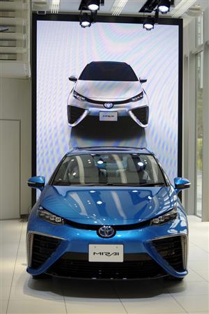 トヨタ自動車の燃料電池車「ＭＩＲＡＩ」＝東京都港区芝公園の「ＴＯＹＯＴＡＭＩＲＡＩショールーム」