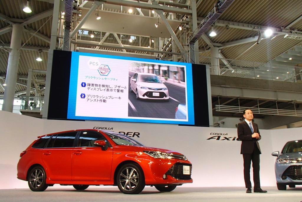 トヨタ自動車の新型「カローラフィールダー」（左）の発表会。開発責任者が安全性能をアピールした＝３月、東京都江東区
