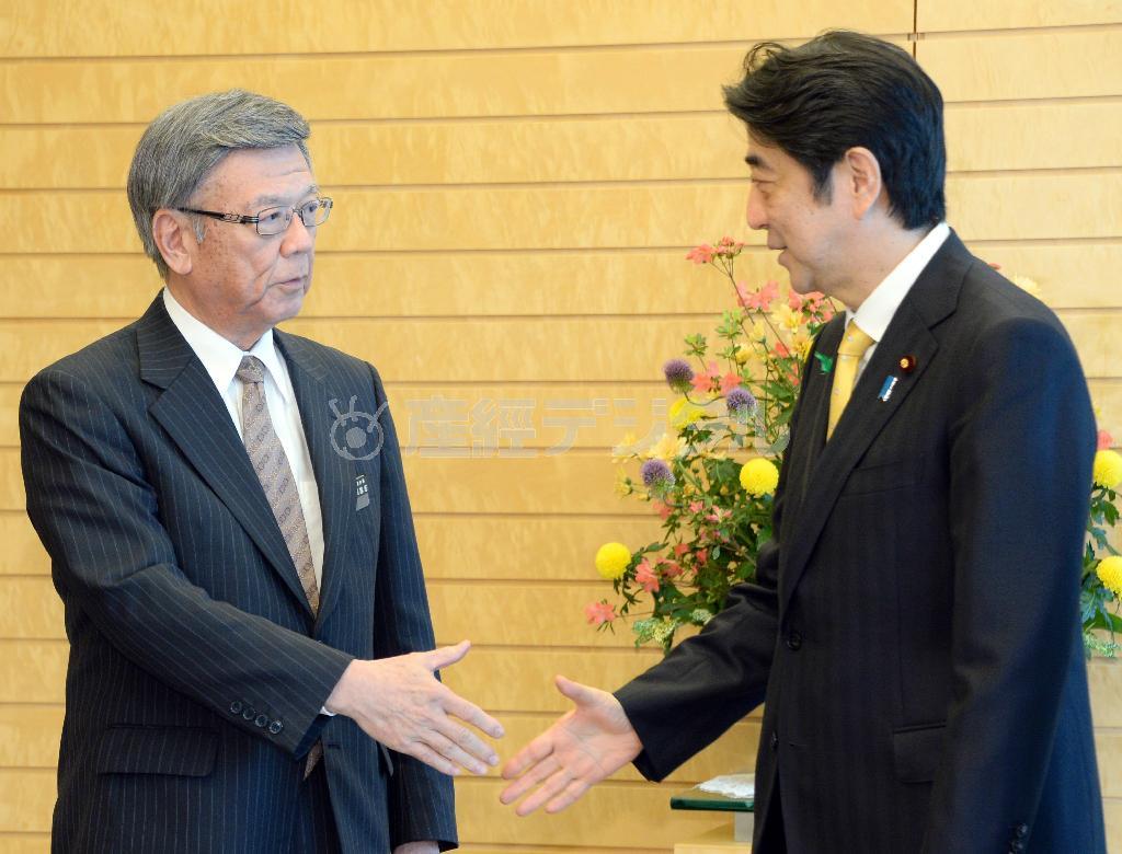 会談を前に安倍晋三（しんぞう）首相（右）と握手する沖縄県の翁長雄志（おなが・たけし）知事。ぎこちなさが漂った＝２０１５年４月１７日、首相官邸（酒巻俊介撮影）