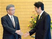 会談を前に安倍晋三（しんぞう）首相（右）と握手する沖縄県の翁長雄志（おなが・たけし）知事。ぎこちなさが漂った＝２０１５年４月１７日、首相官邸（酒巻俊介撮影）
