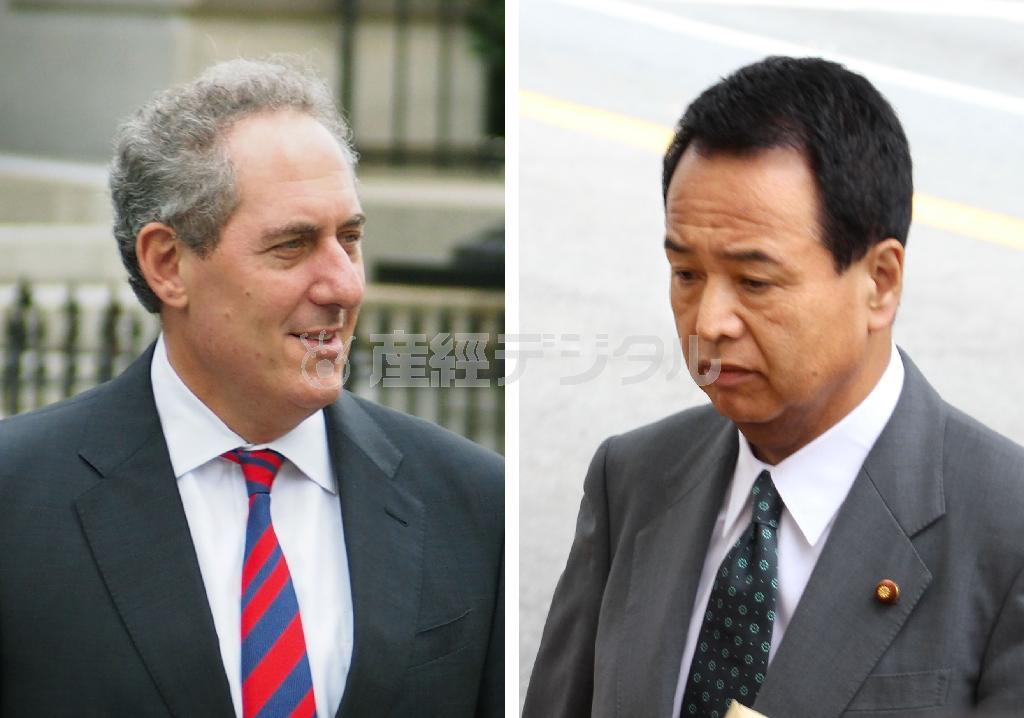 日米両政府は４月１７日、甘利明（あまり・あきら）・環太平洋戦略的経済連携協定（ＴＰＰ）担当相（右）とマイケル・フロマン米通商代表による２国間協議を近く東京で開催することで合意した＝２０１５年（共同）