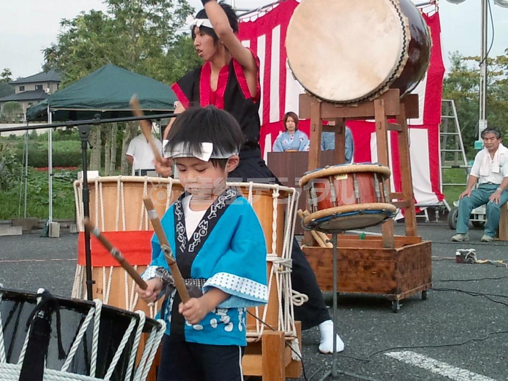 伊藤健人さん（後方）と一緒に太鼓をたたく弟の律君＝２０１０年夏、宮城県東松島市（伊藤健人さん提供）