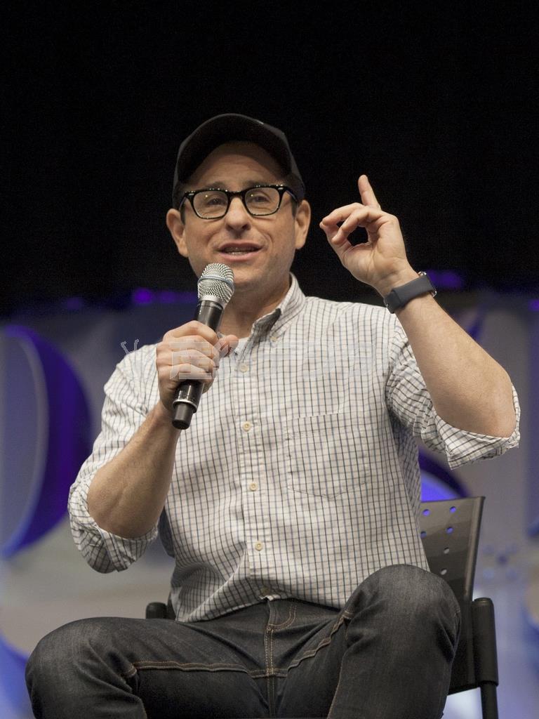 トークショーに登場したＪ・Ｊ・エイブラムス監督＝２０１５年４月１６日、米カリフォルニア州アナハイム（ロイター）