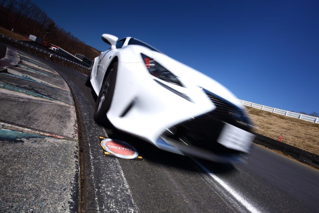 レクサスの「ＲＣ３５０ Ｆ ＳＰＯＲＴ」でアメイジングスイッチを踏む