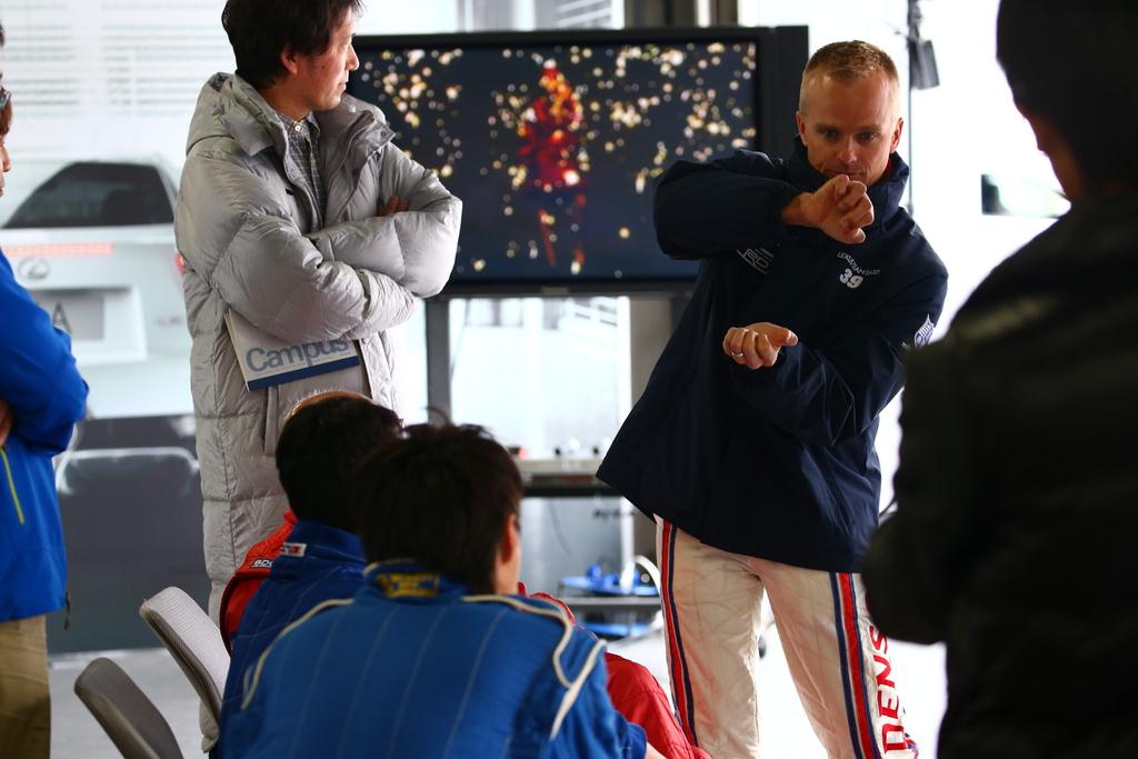 ピットガレージで参加者を指導するヘイキ・コバライネン選手