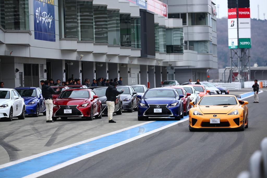 ピットレーンにはレクサスの「ＬＦＡ」や「ＲＣ」、「ＩＳ」がずらりと並ぶ