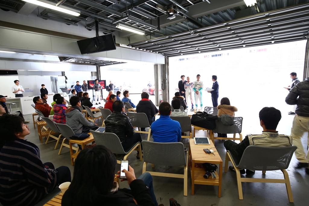 ２日目がスタート。ピットガレージに集まった参加者たち