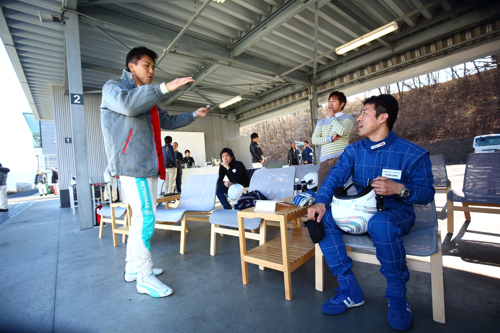 プログラムの合間に、伊藤大輔選手にアドバイスを求める参加者たち