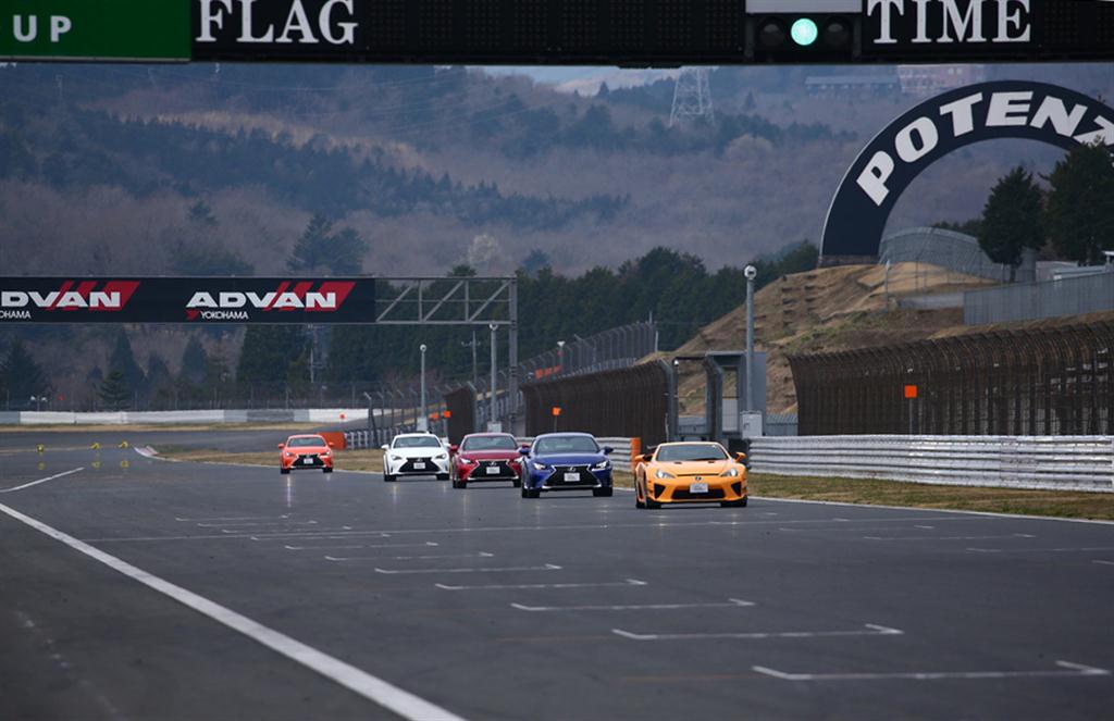 インストラクターが運転する「ＬＦＡ」を先頭に、富士の本コースでウォームアップ走行