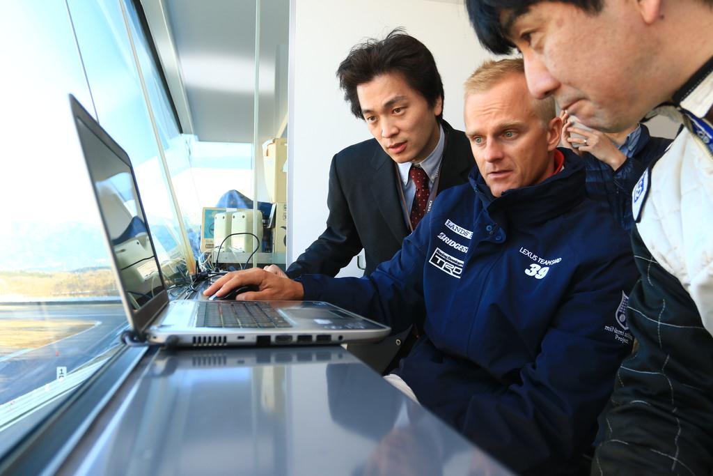 「データロガー」を使って参加者にアドバイスするヘイキ・コバライネン選手