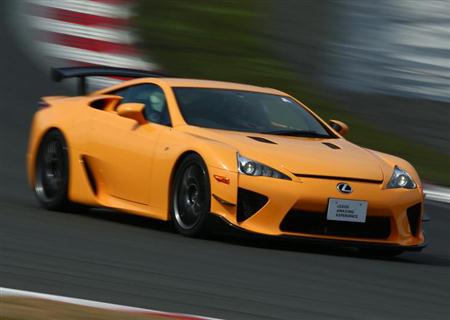 サーキットを疾走するレクサスのスーパーカー「ＬＦＡ」
