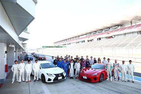 インストラクターと参加者が集まって記念撮影