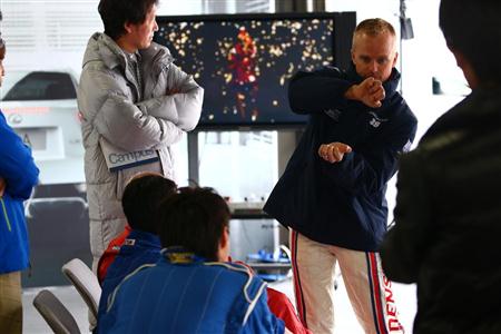 ピットガレージで参加者を指導するヘイキ・コバライネン選手