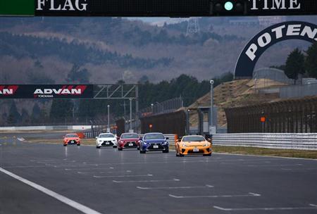 インストラクターが運転する「ＬＦＡ」を先頭に、富士の本コースでウォームアップ走行