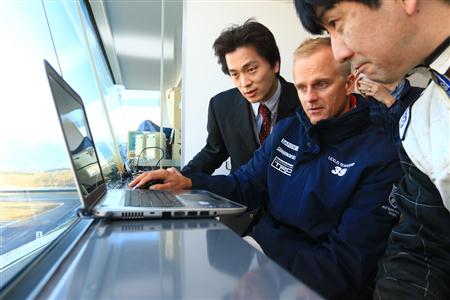 「データロガー」を使って参加者にアドバイスするヘイキ・コバライネン選手